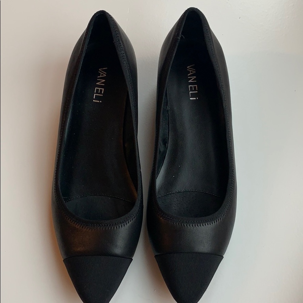 Beautiful Vaneli black chain detail flat  / low heels